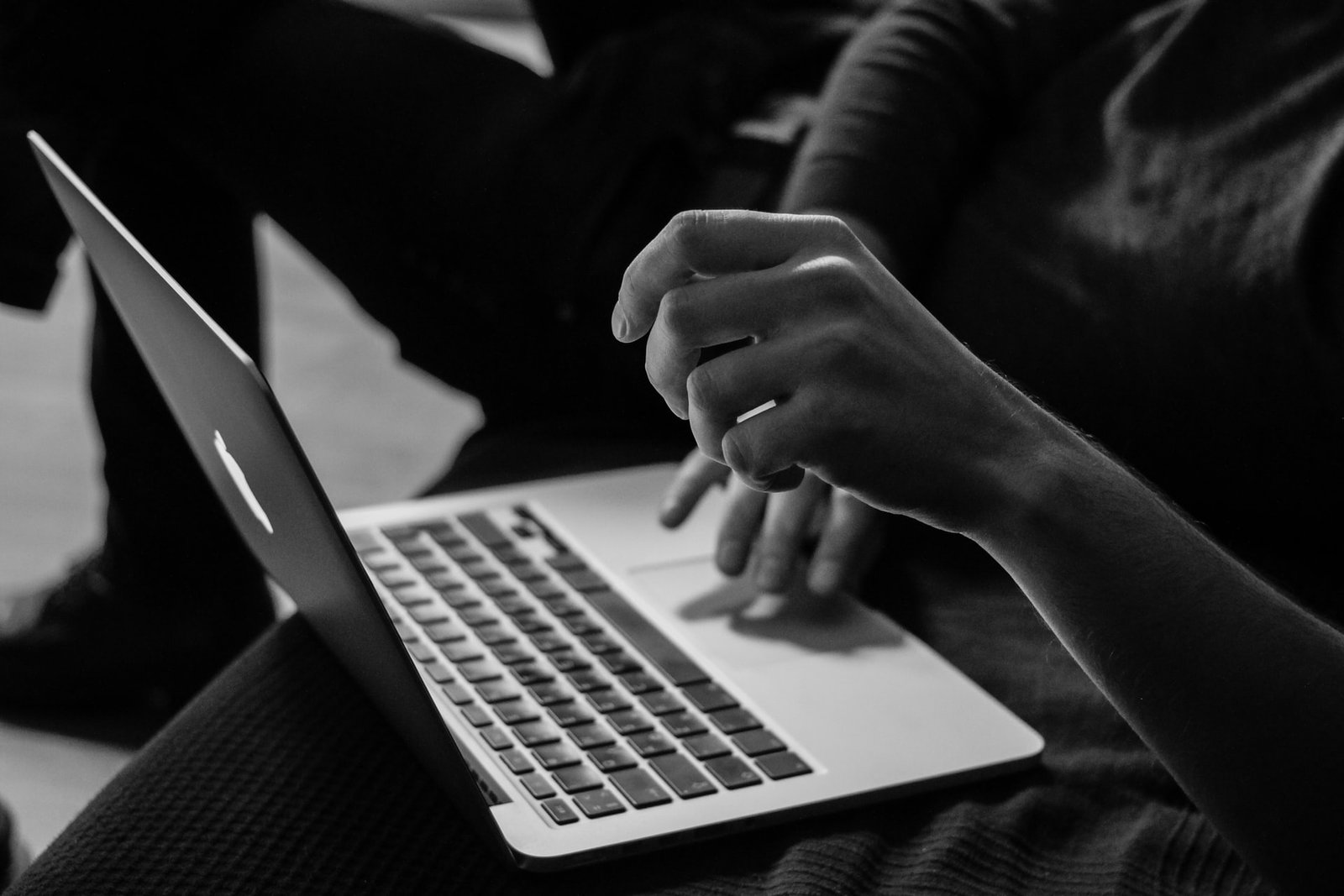 Como usar contratos eletrônicos da maneira correta e com validade jurídica no Brasil.